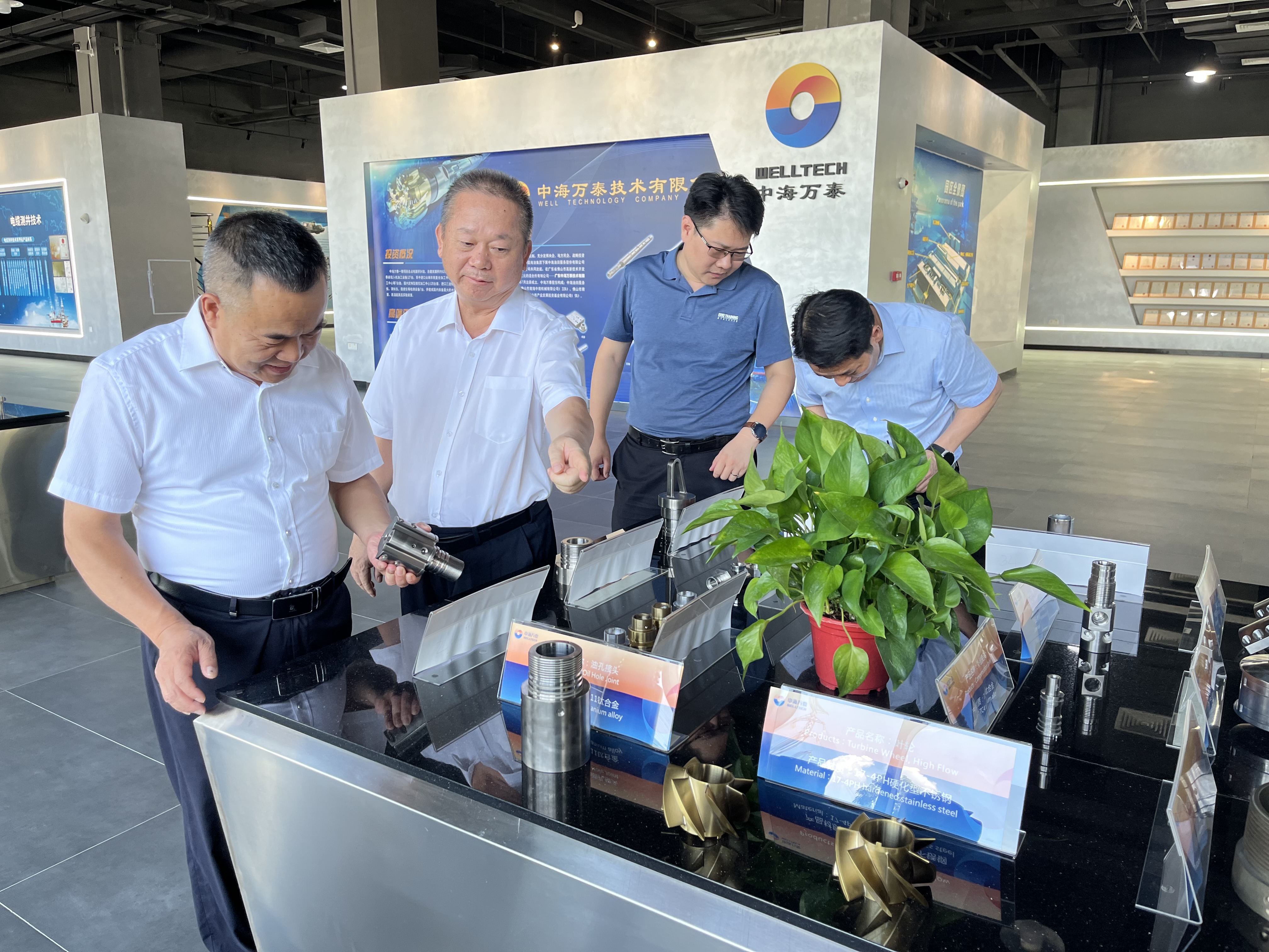 2023年8月9日   集團公司物裝與工程部副總經(jīng)理劉光成帶隊到中海萬泰開展調(diào)研指導(dǎo)工作